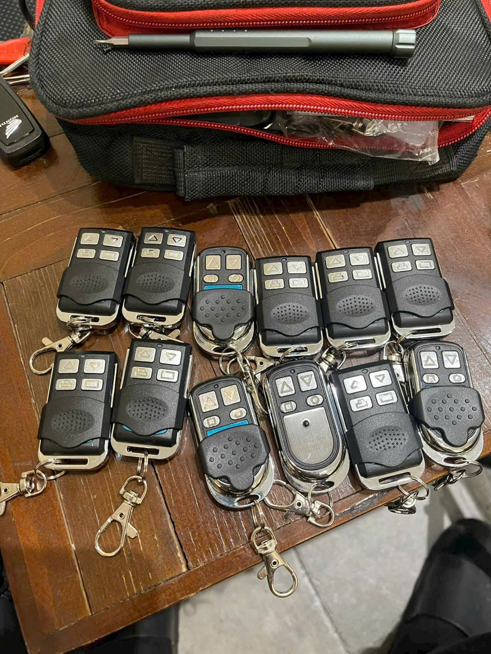kỹ thuật viên kiểm tra remote cửa cuốn TP.HCM