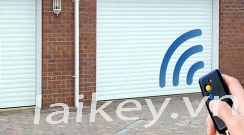 kỹ thuật viên kiểm tra remote cửa cuốn	