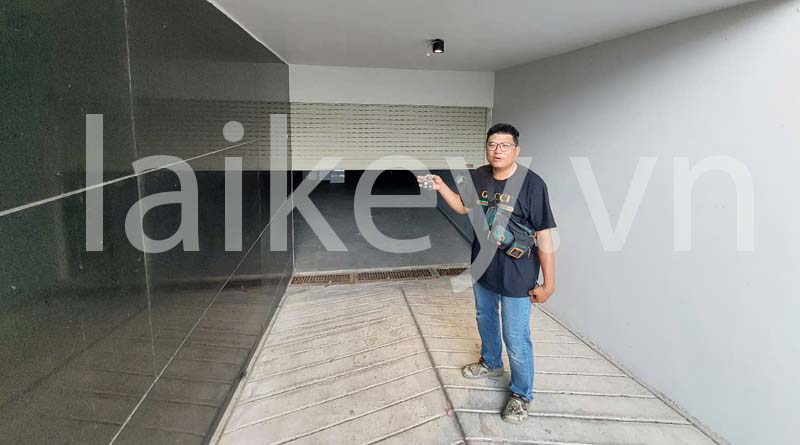 kỹ thuật viên sửa remote cửa cuốn tại nhà cho khách