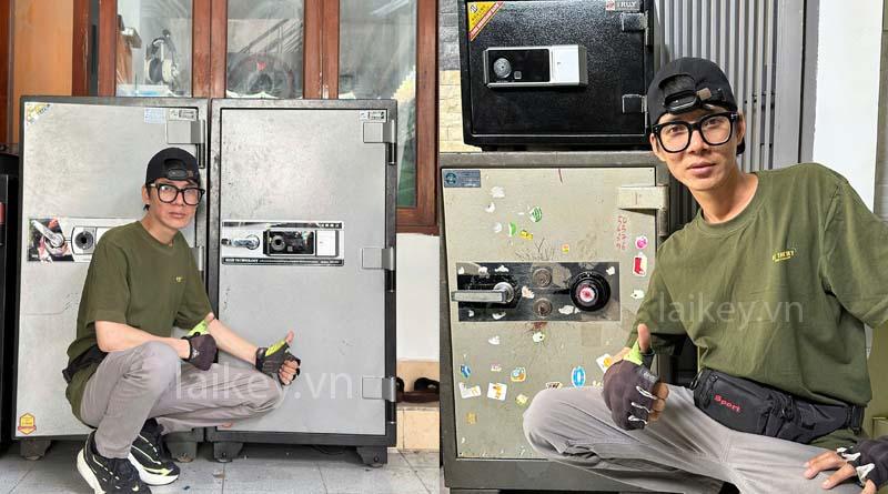 Hình minh họa tư vấn chi phí, không mô tả thao tác mở két.