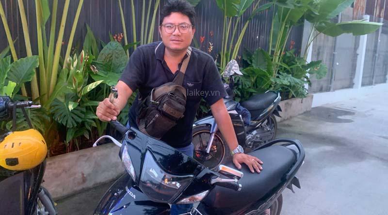 Thợ khóa đánh giá khe ổ khóa xe máy để kiểm tra xem cơ cấu bên trong có bị kẹt do mảnh chìa gãy. Hình ảnh minh họa và không bao gồm thao tác mở.