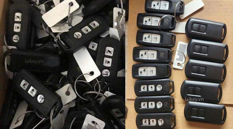 Thợ khóa đánh giá tình trạng pin và nguồn cấp của xe máy điện khi xe không hoạt động theo thao tác khóa. Hình ảnh minh họa và không bao gồm thao tác mở.