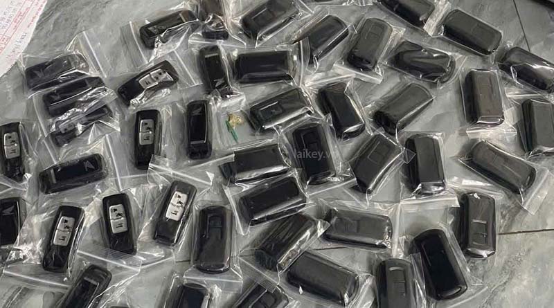 Thợ khóa đánh giá tình trạng remote Smartkey Yamaha khi xe không phản hồi theo thao tác thông thường. Hình ảnh minh họa và không bao gồm thao tác mở.