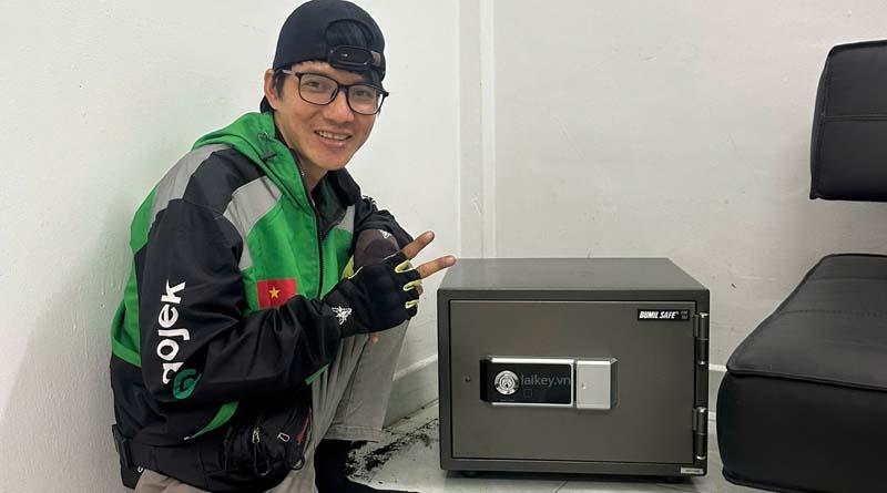 Hình ảnh minh họa trao đổi thông tin báo lỗi két sắt với khách hàng, không bao gồm thao tác mở.
