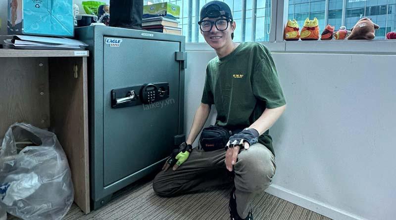 Thợ khóa kiểm tra mặt số hoặc bàn phím két sắt Eagle khi khách gặp tình trạng nhập mã nhưng két không mở. Hình ảnh minh họa và không bao gồm thao tác mở.