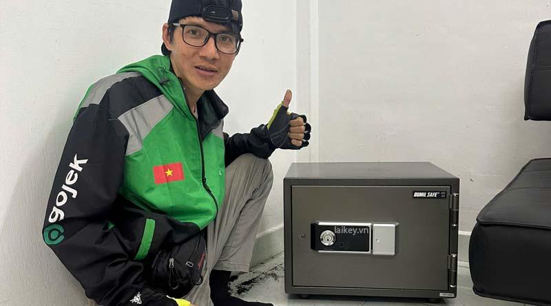 Thợ khóa kiểm tra cảm biến vân tay trên két khi khách không mở được. Hình ảnh minh họa và không bao gồm thao tác mở.