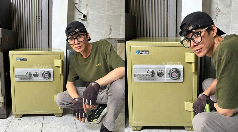 Thợ khóa kiểm tra độ dày và độ phẳng của cửa két sắt Hòa Phát để đánh giá khả năng vận hành. Hình ảnh minh họa và không bao gồm thao tác mở.