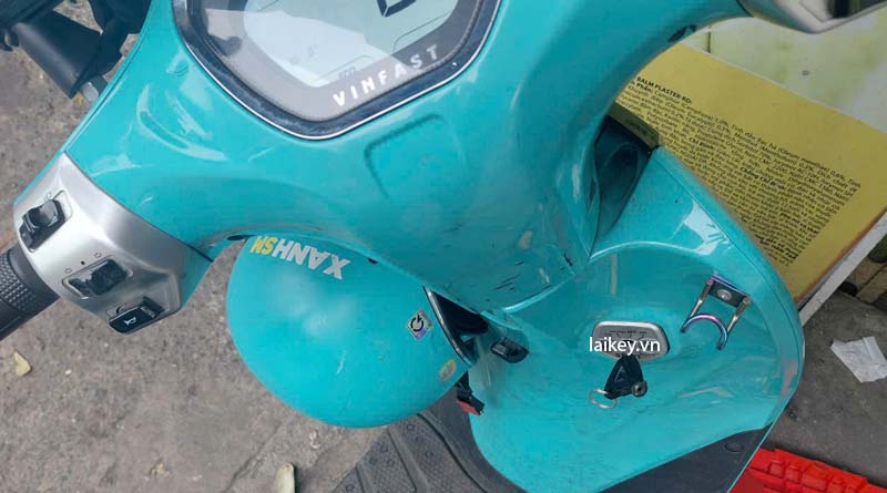 Thợ khóa kiểm tra cụm khóa xe máy điện để đánh giá tình trạng không phản hồi khi người dùng thao tác. Hình ảnh minh họa và không bao gồm thao tác mở.