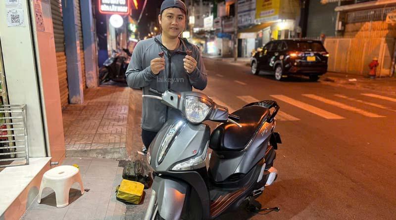 Thợ khóa kiểm tra cụm khóa xe tay ga để đánh giá tình trạng hoạt động khi xe không mở được. Hình ảnh minh họa và không bao gồm thao tác mở.