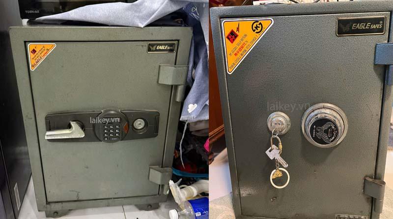 Thợ khóa kiểm tra khe cửa và mức độ kín của két Eagle để đánh giá tình trạng hoạt động của chốt cơ. Hình ảnh minh họa và không bao gồm thao tác mở.