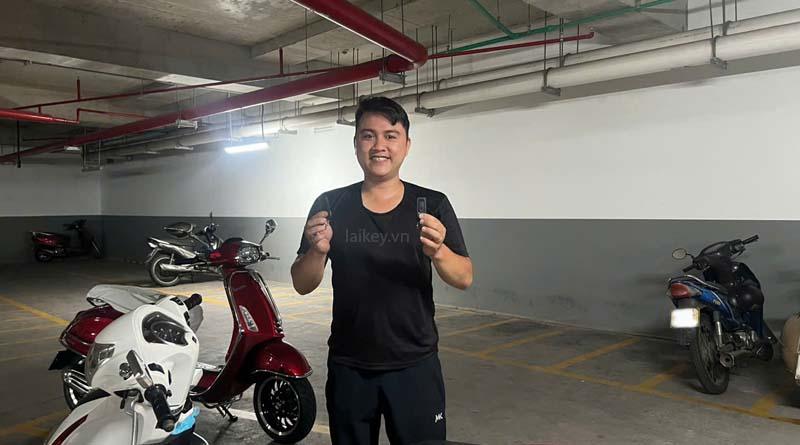 Kỹ thuật viên kiểm tra khu vực che khóa và bộ phận bảo vệ ổ khóa trên xe máy điện để phát hiện dấu hiệu kẹt hoặc lỗi cơ bản. Hình ảnh minh họa và không bao gồm thao tác mở.