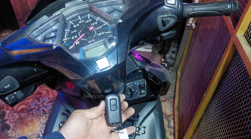 Kỹ thuật viên kiểm tra khu vực nhận tín hiệu Smartkey trên xe Honda để xác định yếu tố gây nhiễu hoặc gián đoạn. Hình ảnh minh họa và không bao gồm thao tác mở.