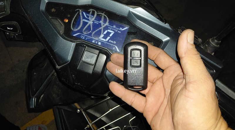 Kỹ thuật viên kiểm tra nắp từ hoặc cụm khóa smartkey nhằm xác định mức độ ảnh hưởng khi chìa cơ bị gãy. Hình ảnh minh họa và không bao gồm thao tác mở.