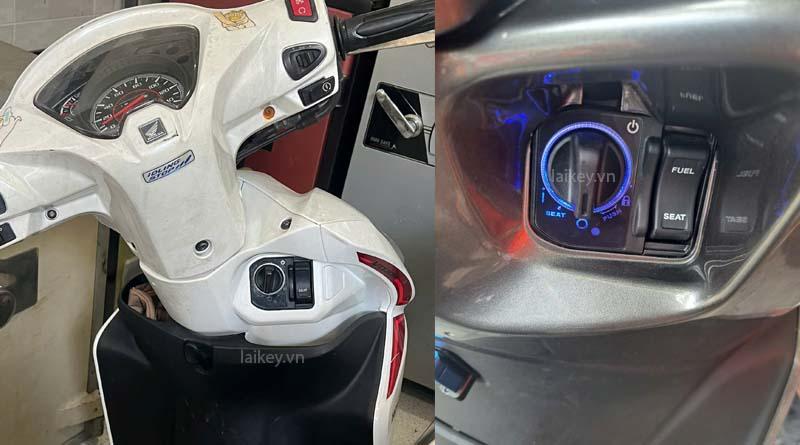 Thợ khóa kiểm tra núm xoay Smartkey Honda để đánh giá trạng thái phản hồi khi xe không nhận tín hiệu. Hình ảnh minh họa và không bao gồm thao tác mở.