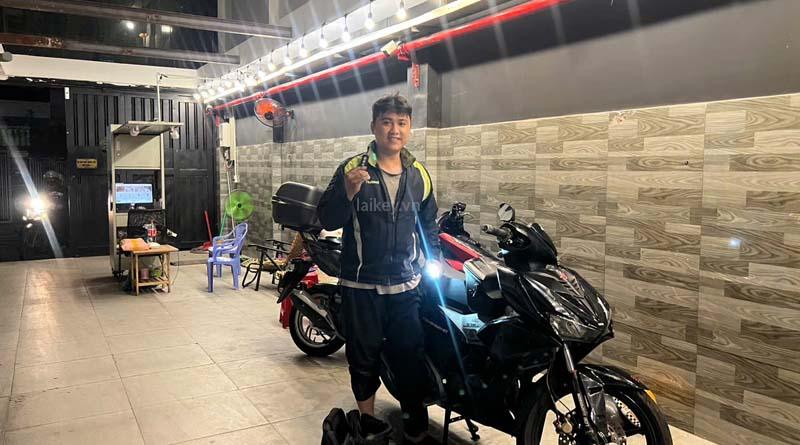 Thợ khóa kiểm tra núm xoay Smartkey Yamaha để đánh giá trạng thái phản hồi khi xe không nhận tín hiệu. Hình ảnh minh họa và không bao gồm thao tác mở.
