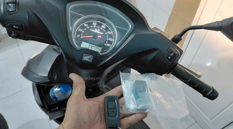 Kỹ thuật viên kiểm tra ổ khóa hoặc nút điều khiển của khóa chống trộm khi khách phản ánh không tháo được. Hình ảnh minh họa và không bao gồm thao tác mở.