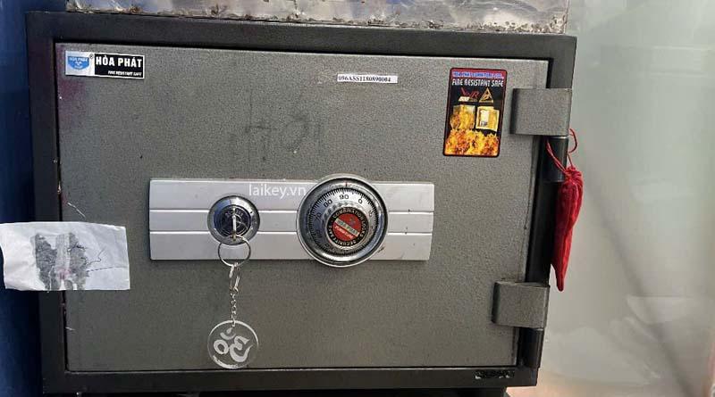 Kỹ thuật viên kiểm tra pin và nguồn két mini để xác định nguyên nhân không phản hồi. Hình ảnh minh họa và không bao gồm thao tác mở.