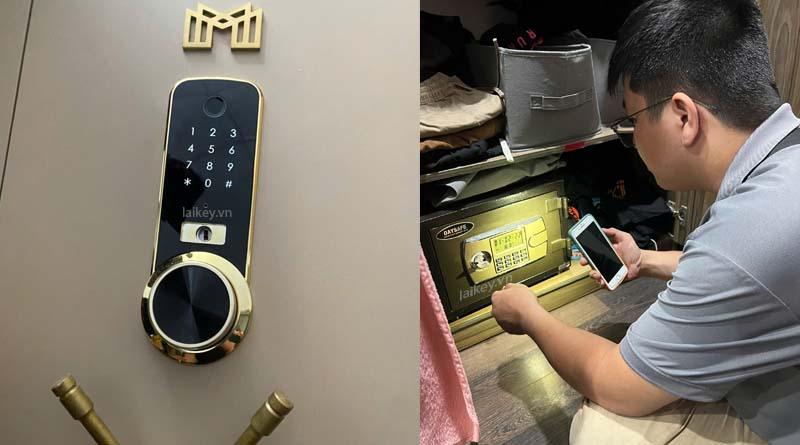 Thợ khóa kiểm tra nguồn và pin két vân tay khi thiết bị không phản hồi. Hình ảnh minh họa và không bao gồm thao tác mở.