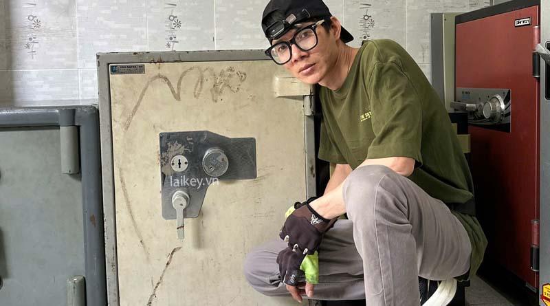 Thợ khóa đánh giá tay nắm và cơ cấu vận hành bên ngoài của két Eagle khi khách phản ánh tình trạng xoay nặng hoặc kẹt. Hình ảnh minh họa và không bao gồm thao tác mở.