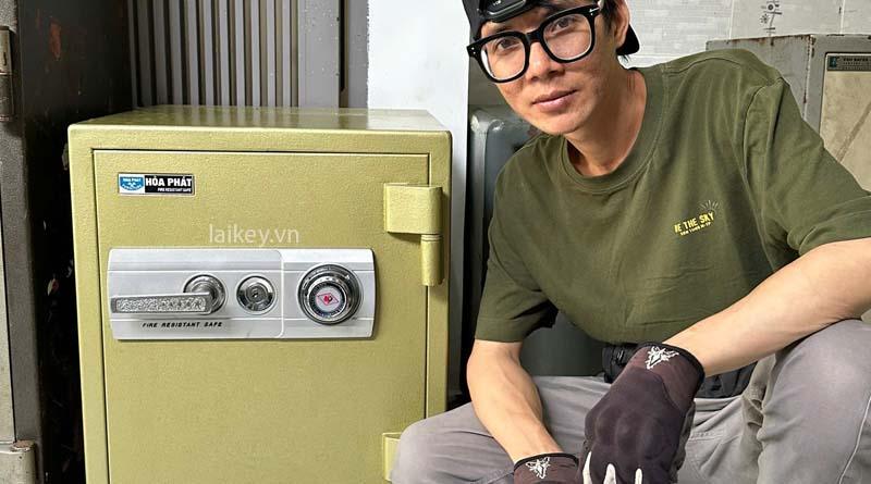 Thợ khóa kiểm tra tay nắm két mini để đánh giá tình trạng kẹt cơ. Hình ảnh minh họa và không bao gồm thao tác mở.