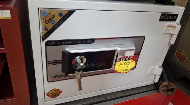 Quan sát môi trường đặt két vân tay để xác định yếu tố gây lỗi cảm biến. Hình ảnh minh họa và không bao gồm thao tác mở.