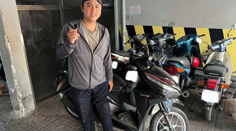 Thợ khóa kiểm tra vị trí khóa chống trộm trên xe máy khi thiết bị bị kẹt không hoạt động. Hình ảnh minh họa và không bao gồm thao tác mở.