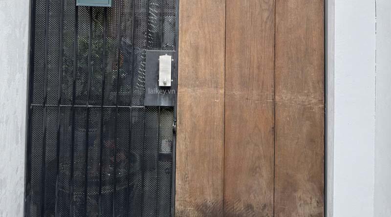 hình minh họa quan sát khóa cơ của cửa điện tử