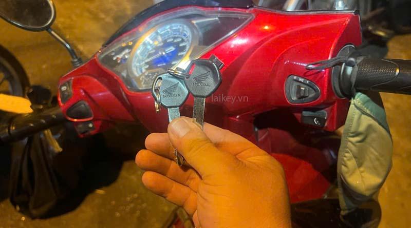 Thợ khóa nhận dạng dòng xe và kiểu ổ khóa để đưa ra phương án xử lý an toàn khi chìa bị gãy trong ổ. Hình ảnh minh họa và không bao gồm thao tác mở.