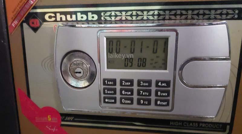 Kỹ thuật viên quan sát bàn phím và cảm biến két mini khi nhập mã nhưng két không mở. Hình ảnh minh họa và không bao gồm thao tác mở.