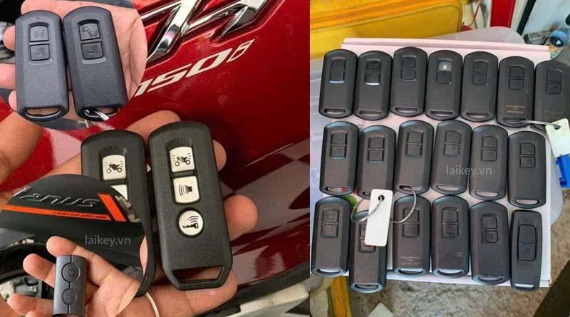 Kỹ thuật viên quan sát đèn báo Smartkey Yamaha để xác định trạng thái kết nối giữa xe và thiết bị điều khiển. Hình ảnh minh họa và không bao gồm thao tác mở.