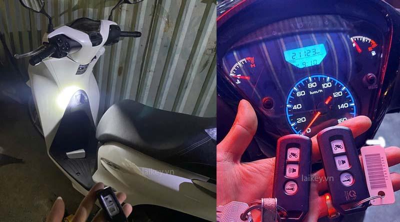 Kỹ thuật viên quan sát đèn tín hiệu trên cụm Smartkey Honda để xác định trạng thái kết nối giữa xe và remote. Hình ảnh minh họa và không bao gồm thao tác mở.
