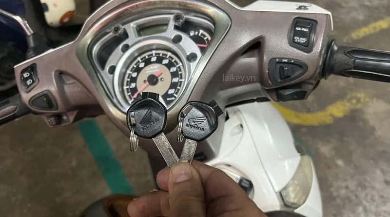 Kỹ thuật viên quan sát phần chìa khóa bị gãy do khách cung cấp để đánh giá mức độ hư hỏng. Hình ảnh minh họa và không bao gồm thao tác mở.