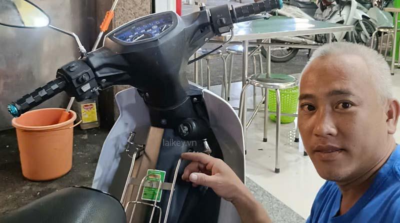 Kỹ thuật viên quan sát nắp từ và cụm khóa để xác định mức độ hoạt động khi người dùng không có chìa. Hình ảnh minh họa và không bao gồm thao tác mở.