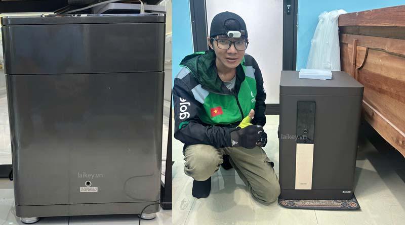 Kỹ thuật viên quan sát tay nắm và cơ cấu bên ngoài của két vân tay để đánh giá tình trạng kẹt. Hình ảnh minh họa và không bao gồm thao tác mở.