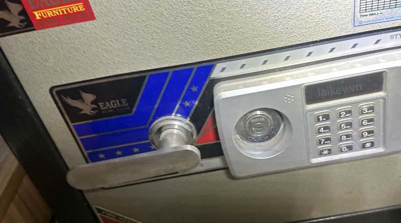 Kỹ thuật viên quan sát thân két Eagle nhằm phát hiện vết rạn, biến dạng hoặc dấu hiệu oxy hóa. Hình ảnh minh họa và không bao gồm thao tác mở.