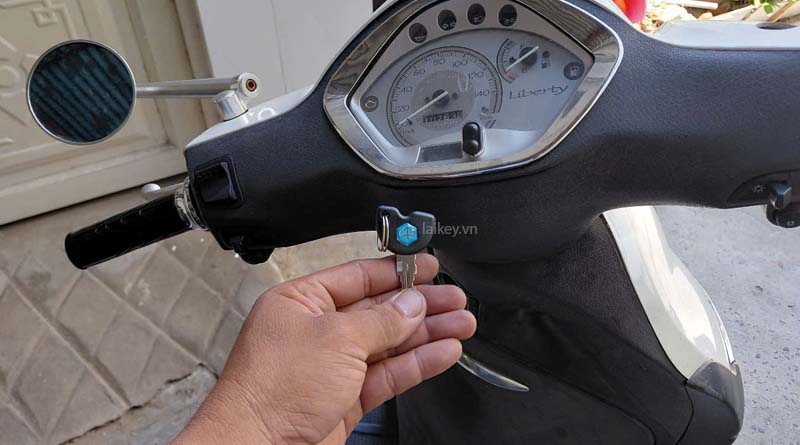 Kỹ thuật viên quan sát thân khóa chống trộm để phát hiện dấu hiệu cong, lệch hoặc kẹt cơ khí. Hình ảnh minh họa và không bao gồm thao tác mở.