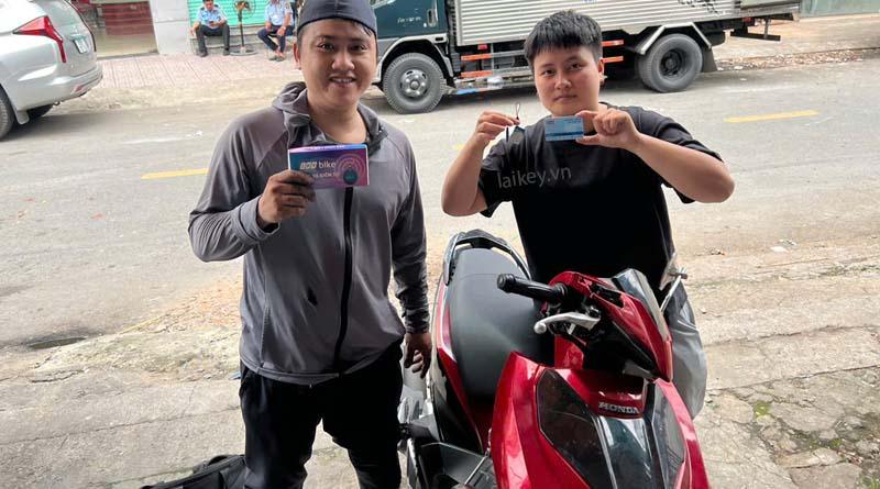 Kỹ thuật viên tư vấn cho khách hàng các bước an toàn cần làm khi chìa khóa xe máy bị gãy. Hình ảnh minh họa và không bao gồm thao tác mở.