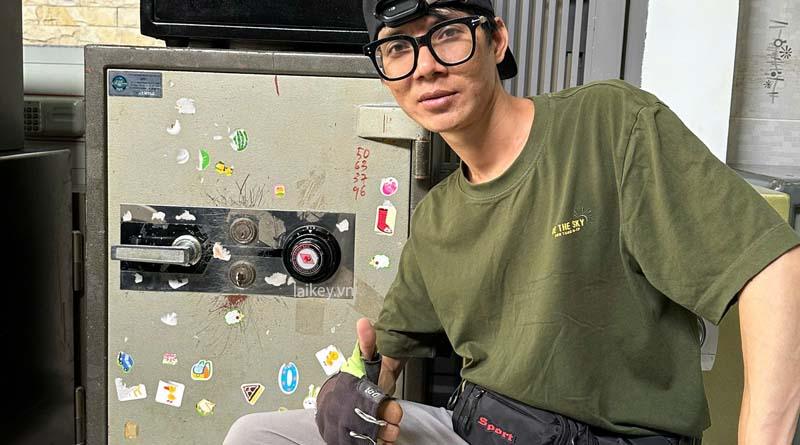 Thợ khóa đánh giá tay nắm và cơ cấu vận hành bên ngoài của két Eagle khi khách phản ánh tình trạng xoay nặng hoặc kẹt. Hình ảnh minh họa và không bao gồm thao tác mở.