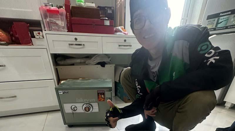 Kỹ thuật viên trao đổi với khách hàng về lỗi két Hòa Phát và hướng xử lý an toàn. Hình ảnh minh họa và không bao gồm thao tác mở.