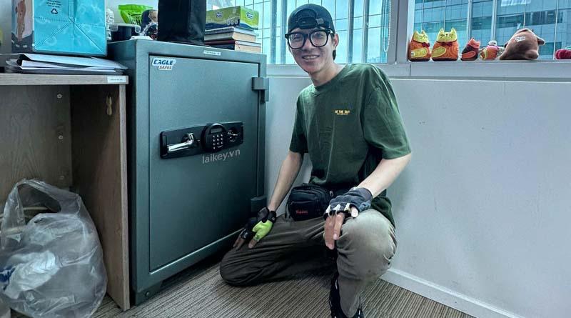 Thợ khóa tư vấn nguyên nhân két vân tay không mở và hướng kiểm tra an toàn. Hình ảnh minh họa và không bao gồm thao tác mở.