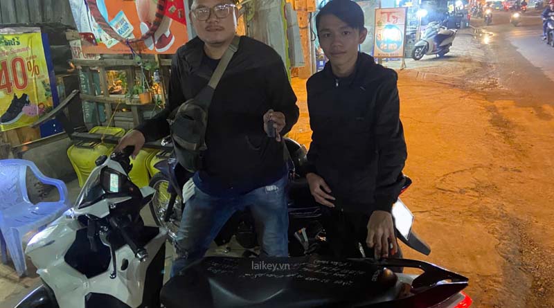 Kỹ thuật viên tư vấn cho khách hàng nguyên nhân khóa chống trộm xe máy bị kẹt và hướng xử lý an toàn. Hình ảnh minh họa và không bao gồm thao tác mở.