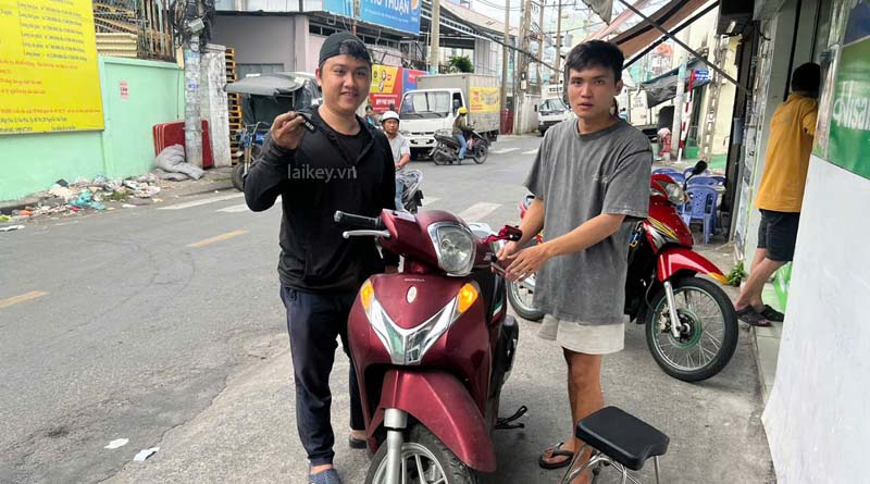 Kỹ thuật viên tư vấn cho khách hàng nguyên nhân Smartkey Honda không hoạt động và hướng xử lý an toàn. Hình ảnh minh họa và không bao gồm thao tác mở.