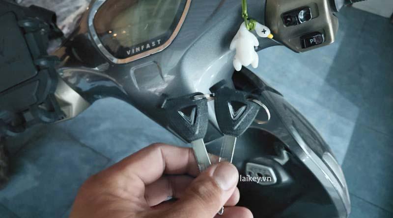 Kỹ thuật viên tư vấn cho khách hàng nguyên nhân xe máy điện không mở được và hướng xử lý an toàn phù hợp. Hình ảnh minh họa và không bao gồm thao tác mở.