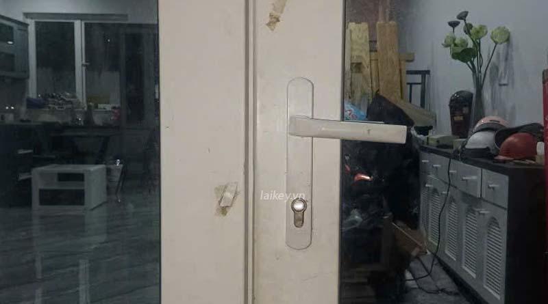 Hình ảnh minh họa cửa nhôm tại văn phòng làm việc