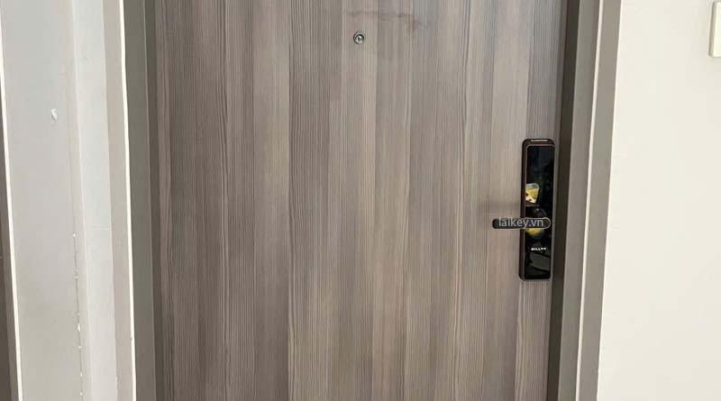 Hình ảnh minh họa cửa ra vào đang đóng khi khóa điện tử gặp lỗi không thể mở