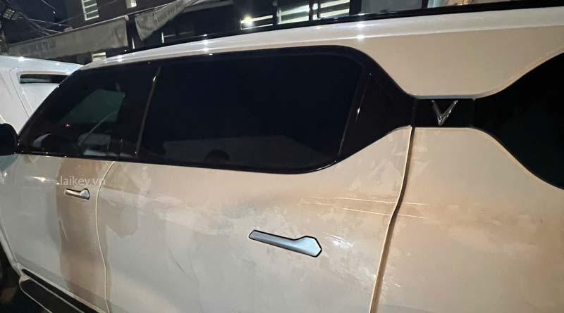 Thợ khóa đánh giá trạng thái hệ thống khóa ô tô. Hình minh họa an toàn, không bao gồm thao tác mở khóa.