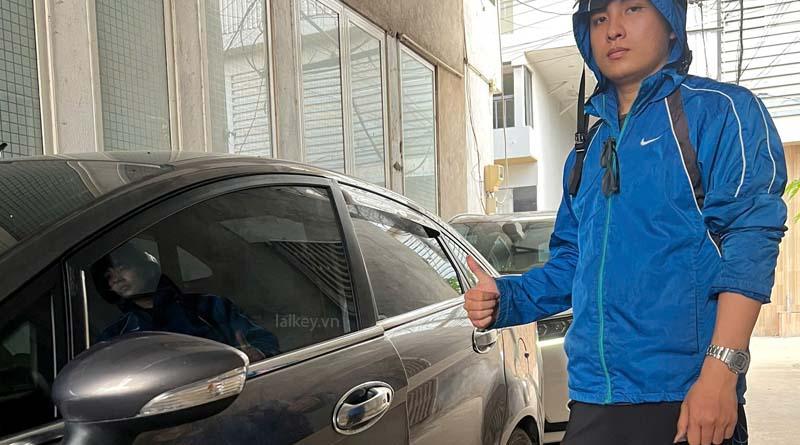 Thợ khóa đánh giá mức độ tương thích giữa chìa và xe ô tô. Hình minh họa an toàn, không bao gồm thao tác mở khóa.