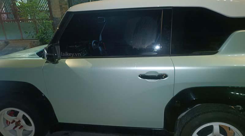 Ghi nhận điều kiện an toàn xung quanh xe tại hiện trường. Hình minh họa an toàn, không bao gồm thao tác mở khóa.