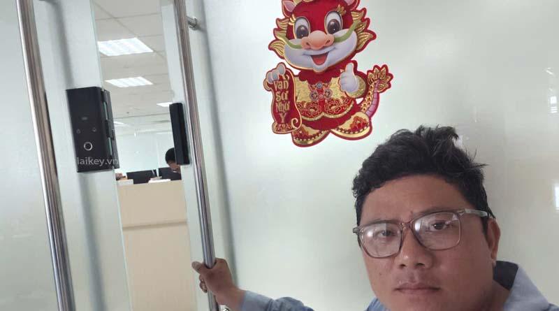 Hình ảnh minh họa việc kiểm tra tổng thể cửa kính tại hiện trường
