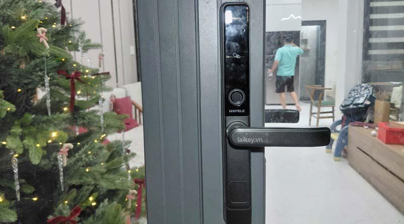 Hình ảnh minh họa kiểm tra nguồn và pin khóa điện tử